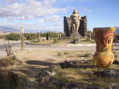 Monumento a la pachamama en la entrada a la ciudad